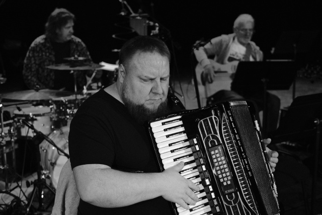 Krzysztof Baranowski – akordeonista, pianista, kompozytor, aranżer. Fot. www.budzowski.art Krzysztof Baranowski | „Najbardziej sobie cenię współpracę ze Stanisławem Tymem...” [SPOTKANIE z ARTYSTĄ, ZDJĘCIA]