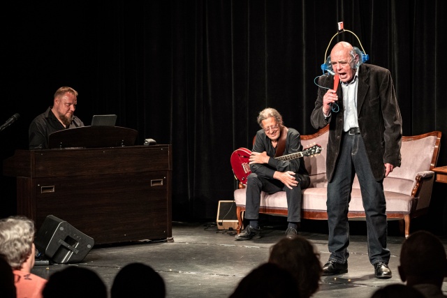 Krzysztof Baranowski – pianista, akordeonista, kompozytor, aranżer (od lewej), Jerzy Czekalla – gitarzysta, Stanisław Tym – satyryk, aktor, reżyser, scenarzysta, literat. Fot. Mikołaj Tym Krzysztof Baranowski | „Najbardziej sobie cenię współpracę ze Stanisławem Tymem...” [SPOTKANIE z ARTYSTĄ, ZDJĘCIA]