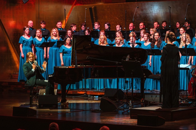 Leszek Możdżer – pianista, kompozytor, aranżer wprowadza publiczność Filharmonii w Szczecinie w świat Psalmów Dawidowych. Fot. Hubert Grygielewicz Leszek Możdżer o Psalmach Dawidowych z Chórem Politechniki Morskiej w Szczecinie [ROZMOWA, ZDJĘCIA]