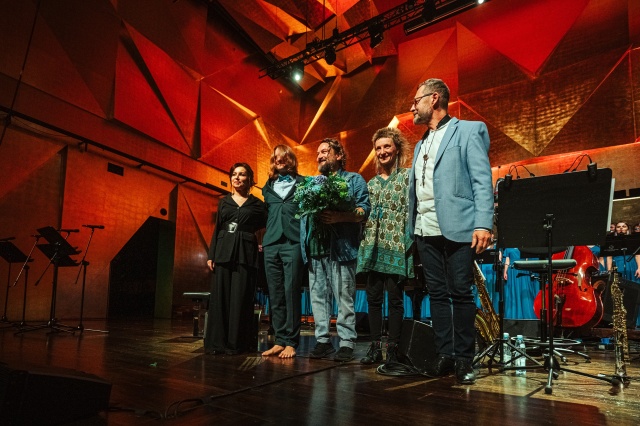 Sylwia Fabiańczyk-Makuch – dyrygentka (od lewej), Leszek Możdżer – pianista, kompozytor, aranżer, Olo Walicki (kontrabas), Patrycja Betley (perkusja) i Maciej Sikała (saksofony) przyjmują owacyjne brawa publiczności Filharmonii im. Mieczysława Karłowicza w Szczecinie. Fot. Grygielewicz Sylwia Fabiańczyk-Makuch | „Psalmy Dawidowe w wizji Leszka Możdżera były najtrudniejszym projektem Chóru...” [ROZMOWA, ZDJĘCIA]