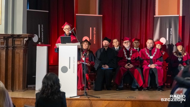 Anda Rottenberg po pasowaniu na doktora honoris causa Akademii Sztuki w Szczecinie wygłasza wykład pt. „Cena nieposłuszeństwa”. Fot. Robert Stachnik [Radio Szczecin] Anda Rottenberg | „...Zostałam uhonorowana tytułem doktora honoris causa przez najlepszą uczelnię artystyczną w Polsce” [POSŁUCHAJ, ZDJĘCIA]