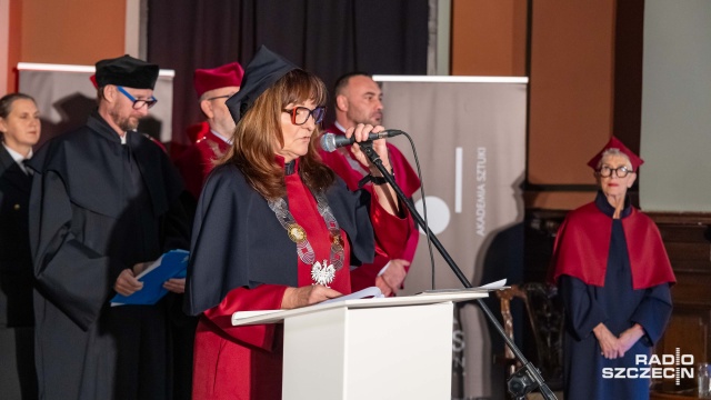 Dr hab. Mirosława Jarmołowicz, prof. AS – rektor Akademii Sztuki w Szczecinie otwiera uroczystość nadania tytułu doktora honoris causa Andzie Rottenberg. Fot. Robert Stachnik [Radio Szczecin] Anda Rottenberg | „...Zostałam uhonorowana tytułem doktora honoris causa przez najlepszą uczelnię artystyczną w Polsce” [POSŁUCHAJ, ZDJĘCIA]