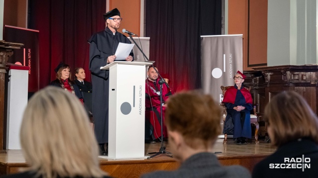 Dr hab. Paweł Leszkowicz, prof. AS wygłasza laudację. Fot. Robert Stachnik [Radio Szczecin] Anda Rottenberg | „...Zostałam uhonorowana tytułem doktora honoris causa przez najlepszą uczelnię artystyczną w Polsce” [POSŁUCHAJ, ZDJĘCIA]