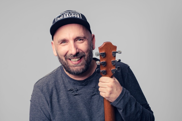 Radek Bielecki – satyryk, autor tekstów, wokalista, gitarzysta. Fot. Łukasz Rajchert Radek Bielecki z Neo-Nówki. Autorski projekt „To musi nam się udać” nie kłóci się z Kabaretem [ROZMOWA z ARTYSTĄ, ZDJĘCIA]