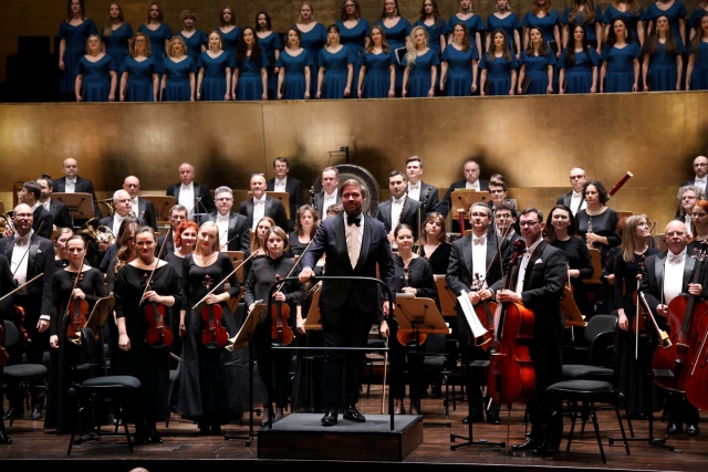 Dyrygent Przemysław Neumann, Orkiestra Symfoniczna Filharmonii im. Mieczysława Karłowicza i Chór Politechniki Morskiej w Szczecinie przyjmują owacyjne brawa publiczności. Fot. Cezary Aszkiełowicz Merry Christmas z Chórem Politechniki Morskiej i Orkiestrą Symfoniczną Filharmonii w Szczecinie [ROZMOWA, ZDJĘCIA]