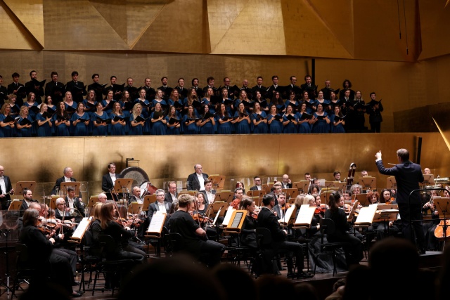 Orkiestra Symfoniczna Filharmonii im. Mieczysława Karłowicza i Chór Politechniki Morskiej w Szczecinie pod batutą Przemysława Neumanna. Fot. Cezary Aszkiełowicz Merry Christmas z Chórem Politechniki Morskiej i Orkiestrą Filharmonii w Szczecinie [ROZMOWA, ZDJĘCIA]