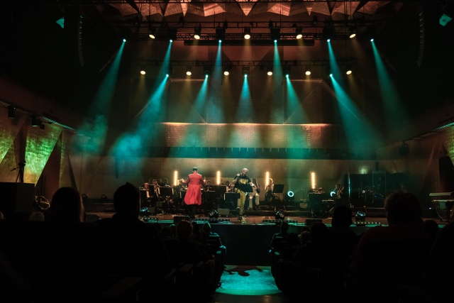 Tomasz Iwanca GRUBSON ze Szczecin Philharmonic Big Band pod dyrekcją Mariusza Dziubka w Złotej Sali Filharmonii w Szczecinie na 6. MUSIC.DESIGN.FORM Festival 2023. Fot. Piotr Nykowski Grubson i Abradab „Na szczycie” | 6. MUSIC.DESIGN.FORM Festival 2023 [ROZMOWA, ZDJĘCIA]