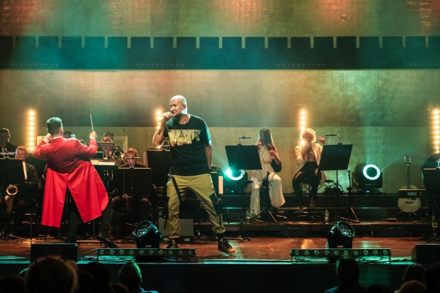 Tomasz Iwanca GRUBSON ze Szczecin Philharmonic Big Band pod dyrekcją Mariusza Dziubka w Złotej Sali Filharmonii w Szczecinie na 6. MUSI.DESIGN.FORM Festival 2023. Fot. Piotr Nykowski Grubson i Abradab „Na szczycie” | 6. MUSIC.DESIGN.FORM Festival 2023 [ROZMOWA, ZDJĘCIA]