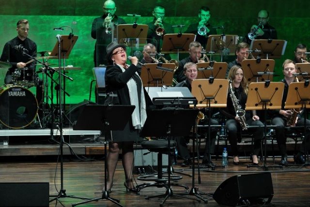 Jola Szczepaniak – wokalistka i Szczecin Philharmonic Big Band .Fot. [Filharmonia w Szczecinie] Jola Szczepaniak | „W Berklee College of Music studiowałam m.in. u Boba Stoloffa...” [ROZMOWA z ARTYSTKĄ, ZDJĘCIA]