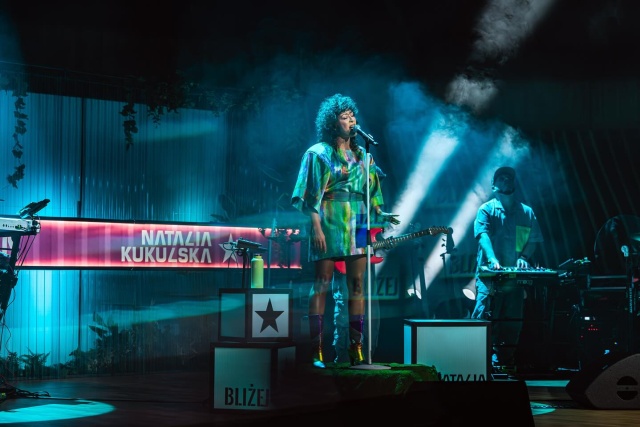 Natalia Kukulska. Fot. Materiały prasowe artystki. Źródło: https://www.facebook.com/photo/?fbid=1279619550186691&set=pcb.1279619646853348&locale=pl_PL Natalia Kukulska z „Dobrostanem” w Złotej Sali Filharmonii w Szczecinie [ROZMOWA z ARTYSTKĄ, ZDJĘCIA]