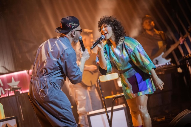 Natalia Kukulska i Archie Shevsky. Fot. Materiały prasowe artystki. Źródło: https://www.facebook.com/photo/?fbid=1279619550186691&set=pcb.1279619646853348&locale=pl_PL Natalia Kukulska z „Dobrostanem” w Złotej Sali Filharmonii w Szczecinie [ROZMOWA z ARTYSTKĄ, ZDJĘCIA]