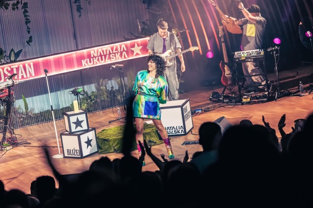 Natalia Kukulska. Fot. Materiały prasowe artystki. Źródło: https://www.facebook.com/photo/?fbid=1279619550186691&set=pcb.1279619646853348&locale=pl_PL Natalia Kukulska z „Dobrostanem” w Złotej Sali Filharmonii w Szczecinie [ROZMOWA z ARTYSTKĄ, ZDJĘCIA]