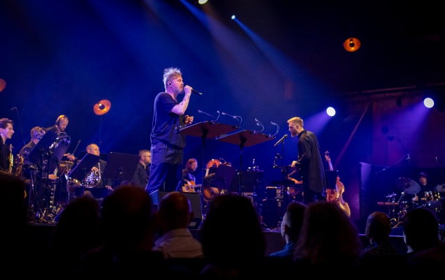 Tomasz Organek z Nikola Kołodziejczyk Orchestra. Fot. Sebastian Wołosz Nikola Kołodziejczyk w Szczecinie z premierą albumu „Budyń o smaku Mickiewicza” [ROZMOWA z ARTYSTĄ, ZDJĘCIA]