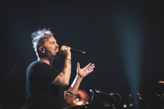 Tomasz Organek z Nikola Kołodziejczyk Orchestra. Fot. Sebastian Wołosz Nikola Kołodziejczyk w Szczecinie z premierą albumu „Budyń o smaku Mickiewicza” [ROZMOWA z ARTYSTĄ, ZDJĘCIA]