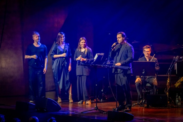 Wokaliści Tomasz Organek (od lewej), Agnieszka Kiepuszewska, Natalia Grosiak, Maciej Starnawski. Fot. Sebastian Wołosz Nikola Kołodziejczyk w Szczecinie z premierą albumu „Budyń o smaku Mickiewicza” [ROZMOWA z ARTYSTĄ, ZDJĘCIA]