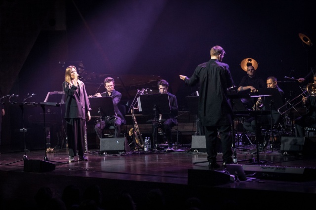 Natalia Grosiak z Nikola Kołodziejczyk Orchestra. Fot. Sebastian Wołosz Nikola Kołodziejczyk w Szczecinie z premierą albumu „Budyń o smaku Mickiewicza” [ROZMOWA z ARTYSTĄ, ZDJĘCIA]