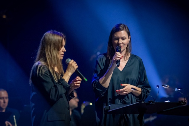 Natalia Grosiak i Agnieszka Kiepuszewska z Nikola Kołodziejczyk Orchestra. Fot. Sebastian Wołosz Nikola Kołodziejczyk w Szczecinie z premierą albumu „Budyń o smaku Mickiewicza” [ROZMOWA z ARTYSTĄ, ZDJĘCIA]