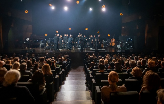 Artyści Nikola Kołodziejczyk Orchestra przyjmują owacyjne brawa publiczności. Fot. Sebastian Wołosz Nikola Kołodziejczyk w Szczecinie z premierą albumu „Budyń o smaku Mickiewicza” [ROZMOWA z ARTYSTĄ, ZDJĘCIA]