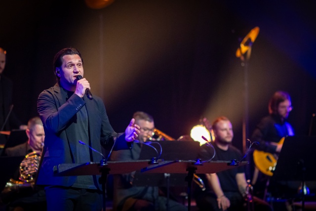 Maciej Starnawski z Nikola Kołodziejczyk Orchestra. Fot. Sebastian Wołosz Nikola Kołodziejczyk w Szczecinie z premierą albumu „Budyń o smaku Mickiewicza” [ROZMOWA z ARTYSTĄ, ZDJĘCIA]