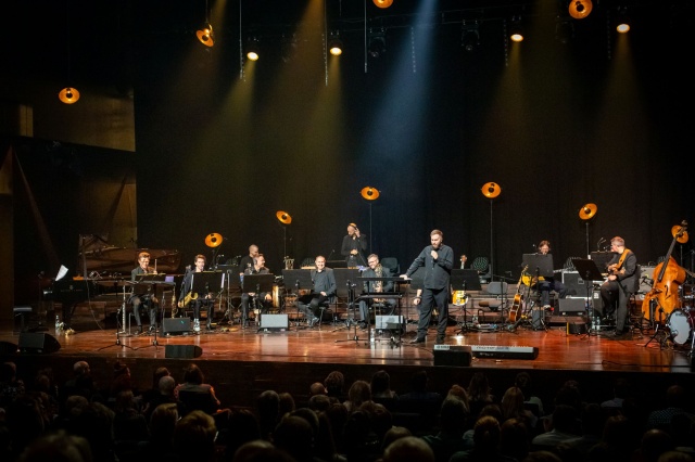 Nikola Kołodziejczyk otwiera koncert w Złotej Sali Filharmonii w Szczecinie. Fot. Sebastian Wołosz Nikola Kołodziejczyk w Szczecinie z premierą albumu „Budyń o smaku Mickiewicza” [ROZMOWA z ARTYSTĄ, ZDJĘCIA]