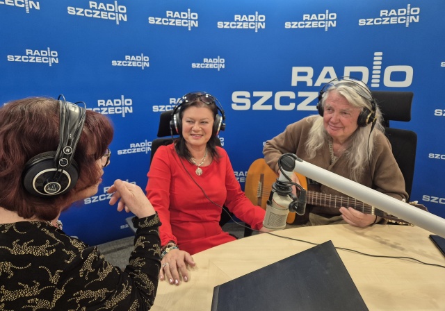 Prof. Jacek Rudnicki (od prawej) i dr Iwona Charkiewicz udzielają wywiadu Dorocie Zamolskiej. Fot. Krzysztof Ślusarz Spotkanie muzyki z medycyną. Terapia i wiedza [ROZMOWA]