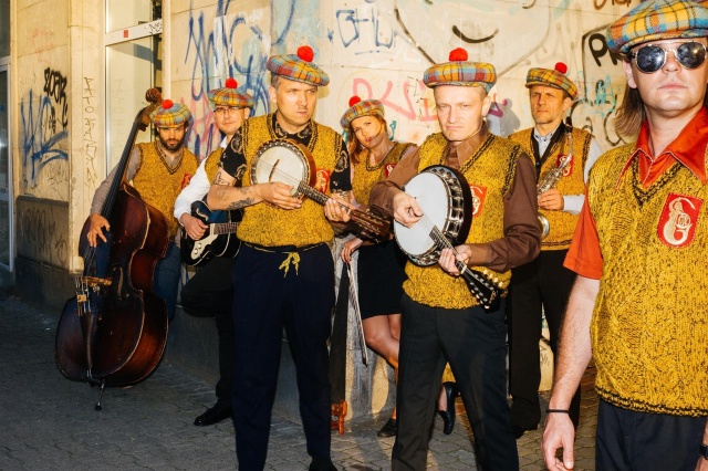 Warszawskie Combo Taneczne. Fot. Materiały prasowe zespołu. Źródło: https://www.facebook.com/photo/?fbid=930723092555044&set=gm.9275378002554648&idorvanity=9205110799581369&locale=pl_PL Jan Emil Młynarski poleca album na 15-lecie Warszawskiego Combo Tanecznego [ROZMOWA z ARTYSTĄ, ZDJĘCIA]