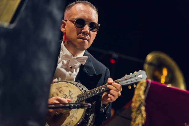 Jan Emil Młynarski. Fot. Materiały prasowe Artysty. Źródło: https://www.facebook.com/NowaMuzyka/photos/t.100063456796193/10160693122990077/?type=3&locale=pl_PL Jan Emil Młynarski poleca album na 15-lecie Warszawskiego Combo Tanecznego [ROZMOWA z ARTYSTĄ, ZDJĘCIA]