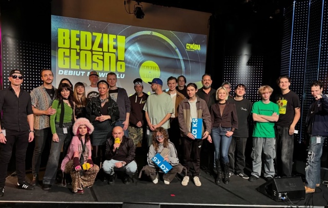 Laureaci, pomysłodawcy i jurorzy Ogólnopolskiego Konkursu „Będzie Głośno! Debiut na Winylu” 2025. Fot. Materiały prasowe Czwórki Polskiego Radia KIMO laureatem Konkursu „Będzie Głośno! Debiut na Winylu” 2025 [ROZMOWA z MUZYKIEM, ZDJĘCIA]