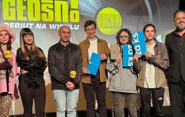 KIMO – Mikołaj Łebkowski (czwarty od lewej), red. Damian Sikorski z Czwórki Polskiego Radia wśród laureatów Konkursu „Będzie Głośno! Debiut na Winylu” 2025. Fot. Źródło: https://www.facebook.com/photo.php?fbid=551470034449397&set=pb.100087592158466.-2207520000&type=3&locale=pl_PL KIMO laureatem Konkursu „Będzie Głośno! Debiut na Winylu” 2025 [ROZMOWA z MUZYKIEM, ZDJĘCIA]