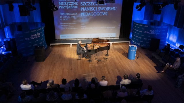 Wojciech Kubica – pianista. Fot. Maciej Papke [Radio Szczecin] Retransmisja koncertu pamięci Mikołaja Szczęsnego. Studio im. Jana Szyrockiego Radia Szczecin [POSŁUCHAJ, ZDJĘCIA]