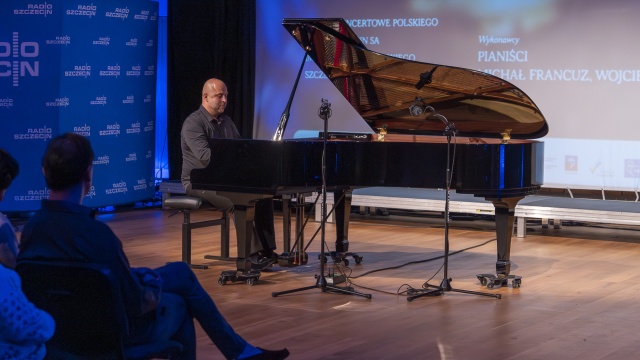 Sławomir Wilk – pianista. Fot. Maciej Papke [Radio Szczecin] Retransmisja koncertu pamięci Mikołaja Szczęsnego. Studio im. Jana Szyrockiego Radia Szczecin [POSŁUCHAJ, ZDJĘCIA]