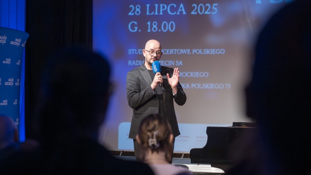 Michał Francuz – pianista. Fot. Maciej Papke [Radio Szczecin] Retransmisja koncertu pamięci Mikołaja Szczęsnego. Studio im. Jana Szyrockiego Radia Szczecin [POSŁUCHAJ, ZDJĘCIA]