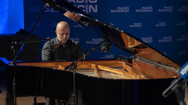 Sławomir Wilk – pianista. Fot. Maciej Papke [Radio Szczecin] Retransmisja koncertu pamięci Mikołaja Szczęsnego. Studio im. Jana Szyrockiego Radia Szczecin [POSŁUCHAJ, ZDJĘCIA]