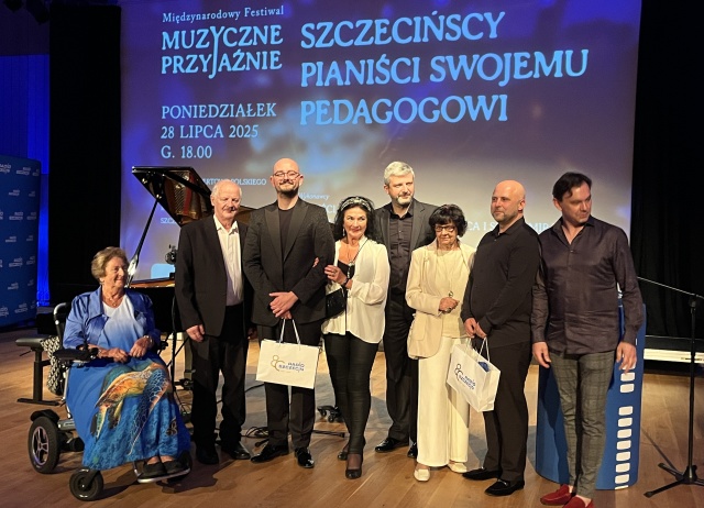 Grażyna Wilk (od lewej) – mama Sławomira Wilka, Michał Francuz z rodzicami, Wojciech Kubica, Jolanta Szczęsna – żona Mikołaja Szczęsnego, Sławomir Wilk, Tomasz Szczęsny – syn Mikołaja Szczęsnego. Fot. Sylwia Burnicka-Kalischewska Retransmisja koncertu pamięci Mikołaja Szczęsnego. Studio im. Jana Szyrockiego Radia Szczecin [POSŁUCHAJ, ZDJĘCIA]