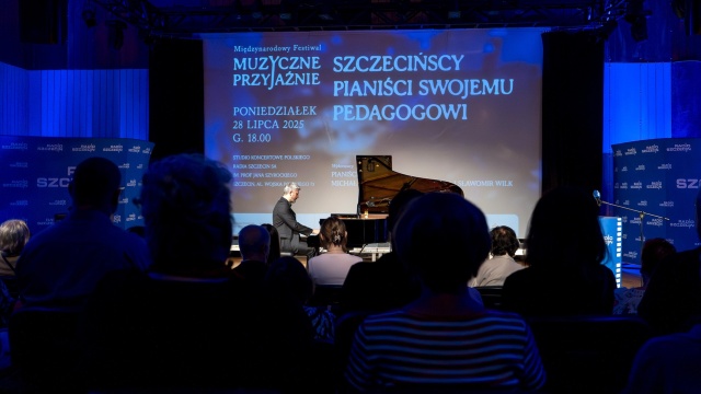 Wojciech Kubica – pianista. Fot. Maciej Papke [Radio Szczecin] Retransmisja koncertu pamięci Mikołaja Szczęsnego. Studio im. Jana Szyrockiego Radia Szczecin [POSŁUCHAJ, ZDJĘCIA]