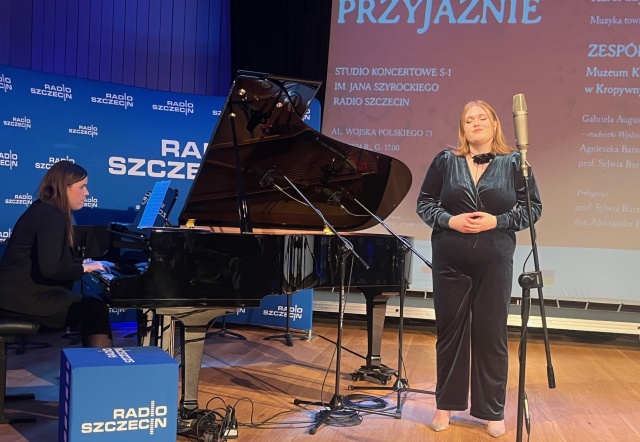 Agnieszka Barańska – fortepian (od lewej) i Gabriela Augustyn (sopran) z Akademii Sztuki w Szczecinie. Fot. Sylwia Burnicka-Kalischewska Muzyka młodości Karola Szymanowskiego. Retransmisja koncertu. Studio im. Jana Szyrockiego Radia Szczecin [POSŁUCHAJ, ZDJĘCIA]