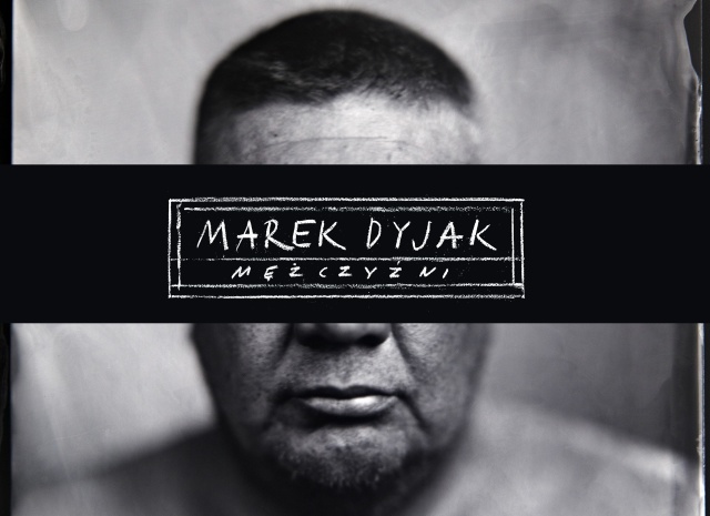 Marek Dyjak. Awers okładki płyty „Mężczyźni”. Projekt graficzny Jarosław Koziara. Materiały prasowe Agencji Muzycznej Polskiego Radia Marek Dyjak | „Piosenki z najnowszej płyty 'Mężczyźni', to kronika moich wypadków i przypadków...” [SPOTKANIE z ARTYSTĄ, ZDJĘCIA]