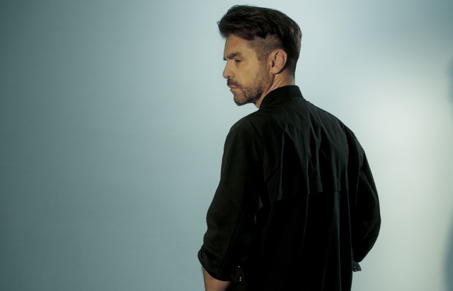 Łukasz Zagrobleny. Fot. Paweł Deska Łukasz Zagrobelny o pożegnaniu i tęsknocie w balladzie „Tam, gdzie Cię nie ma” [ROZMOWA, ZDJĘCIA]