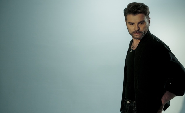 Łukasz Zagrobleny. Fot. Paweł Deska Łukasz Zagrobelny o pożegnaniu i tęsknocie w balladzie „Tam, gdzie Cię nie ma” [ROZMOWA, ZDJĘCIA]