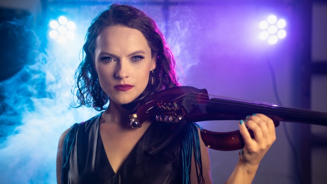 Basia Kawa. Fot. Smart And Young Film Production Basia Kawa | „Grą na skrzypcach zainteresował mnie kochany dziadek...” [ROZMOWA z ARTYSTKĄ, ZDJĘCIA]