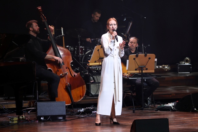 Magdalena Wilento ze Szczecin Philharmonic Big Band pod dyrekcją Jakuba Kraszewskiego. Fot. Cezary Aszkiełowicz Szczecin Philharmonic Big Band „Świątecznie” [ROZMOWY, ZDJĘCIA]