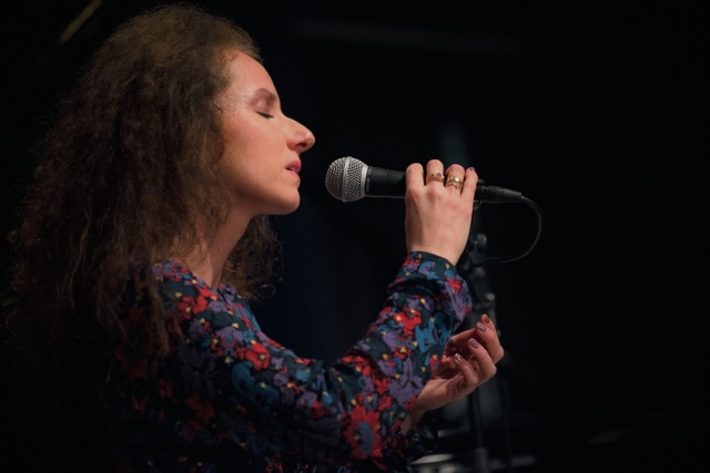 Anna Ruttar. Fot. Materiały prasowe artystki: https://www.annaruttar.com/home. Źródło zdjęcia: Cyrille Clément, Anna Ruttar poleca nie tylko „Utul mnie” [ROZMOWA z ARTYSTKĄ, ZDJĘCIA]