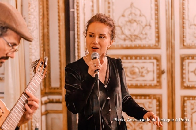 Anna Ruttar. Fot. Ambasada Rzeczypospolitej Polskiej w Republice Francuskiej z siedzibą w Paryżu. Materiały prasowe artystki. Źródło: https://www.facebook.com/photo/?fbid=9724701887550623&set=pb.100000327243564.-2207520000 Anna Ruttar poleca nie tylko „Utul mnie” [ROZMOWA z ARTYSTKĄ, ZDJĘCIA]