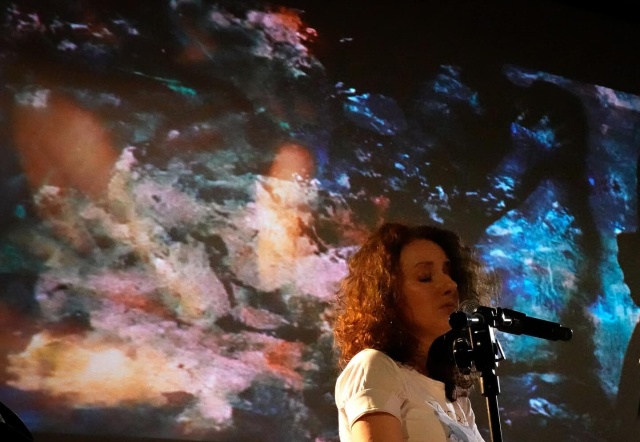 Anna Ruttar. Materiały prasowe artystki. Źródło:https://www.annaruttar.com/home Anna Ruttar poleca nie tylko „Utul mnie” [ROZMOWA z ARTYSTKĄ, ZDJĘCIA]