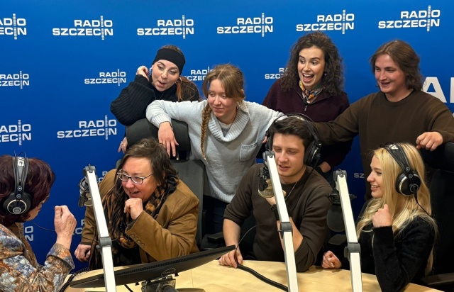 Jolanta Szczepaniak (od lewej), Marta Dudek, Julia Jurksztowicz, Weronika Lalik, Nailah Vitha, Szymon Sarniak i Eugenyakhei Valtchok z zespołu Vocal Summit Akademii Sztuki w Szczecinie. Fot. Jędrzej Gawroński [Radio Szczecin] Vocal Summit zachwycił improwizacjami utworów Dudziak i McFerrina [POSŁUCHAJ]