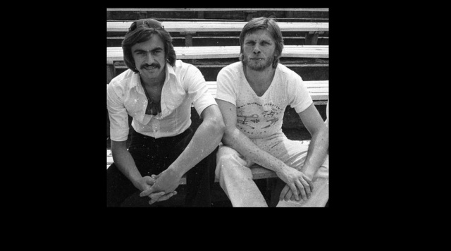 Witold Paszt (od lewej) i Andrzej Kozioł – nieżyjący od 2022 roku wokaliści i kompozytorzy zespołu VOX. Fot. Materiały prasowe VOX. Źródło: https://www.facebook.com/photo.php?fbid=366536962806325&set=pb.100083500715343.-2207520000&type=3&locale=pl_PL VOX | „Kontynuujemy kilkudziesięcioletnią pracę na scenie...” [ROZMOWA z ARTYSTAMI]