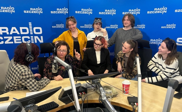 Jolanta Szczepaniak – wykładowca Akademii Sztuki w Szczecinie (od lewej w pierwszym rzędzie), Sara Frymus, Julia Bury, Bernadeta Cieślicka, Julia Jurksztowicz (od lewej w drugim rzędzie), Marta Dudek i Szymon Sarniak – studenci uczelni. Fot. Kacper Narodzonek [Radio Szczecin] Studenci Akademii Sztuki w hołdzie Robercie Flack [POSŁUCHAJ, ZDJĘCIA]