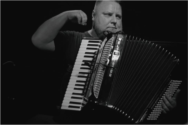 Krzysztof Baranowski. Fot. Materiały prasowe artysty Krzysztof Baranowski z zespołem Los Cafe w hołdzie Astorowi Piazzolli [ROZMOWA z ARTYSTĄ, ZDJĘCIA]