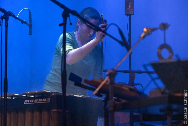 Jeanne Larrouturou – instrumenty perkusyjne. Fot. Pascal Schmith [Materiały prasowe zespołu] Concept Store Quartet z Bazylei wystąpi w Trafostacji Sztuki [POSŁUCHAJ, ZDJĘCIA]