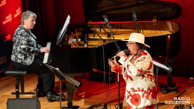 Jola Szczepaniak – wokalistka (od prawej) i Joanna Gajda – pianistka. Fot. Robert Stachnik [Radio Szczecin] Gershwin w nowej odsłonie. Jola Szczepaniak Quartet w Studiu Koncertowym Radia Szczecin [ROZMOWA z ARTYSTAMI, ZDJĘCIA]